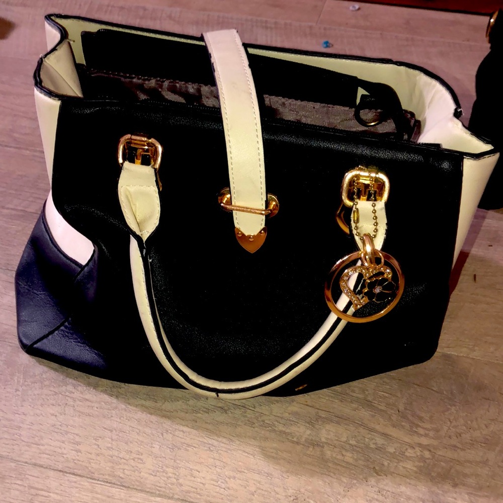 Perfect size handbag purse, 4 apartments inside